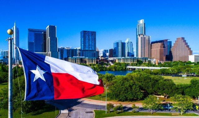 علم تكساس يرفرف أمام أفق الولايات المتحدة الأمريكية المثالي في أوستن تكساس'