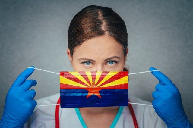 فيروس كورونا في ولاية أريزونا الأمريكية ، صورة طبيبة ، تحمي قناع الوجه الطبي الجراحي بعلم أريزونا'