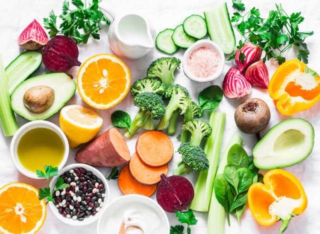 هذه الفاكهة والخضروات والبقوليات هي الأطعمة التي تزيد بشكل طبيعي من إنتاج الكولاجين لمفاصل أظافر الجلد الصحية'