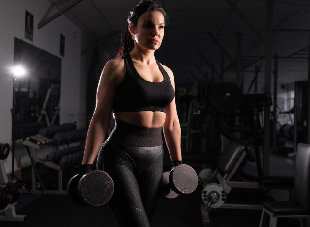   امرأة تقوم بتمرين دمبل ثقيل لمؤخرة أقوى