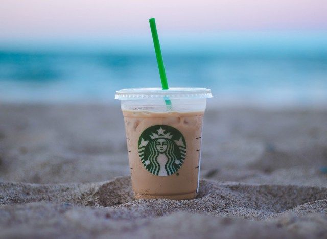 فنجان قهوة ستاربكس مثلج على الشاطئ'