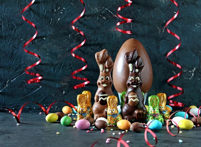 حلوى عيد الفصح مع أرانب الشوكولاتة والبيض'