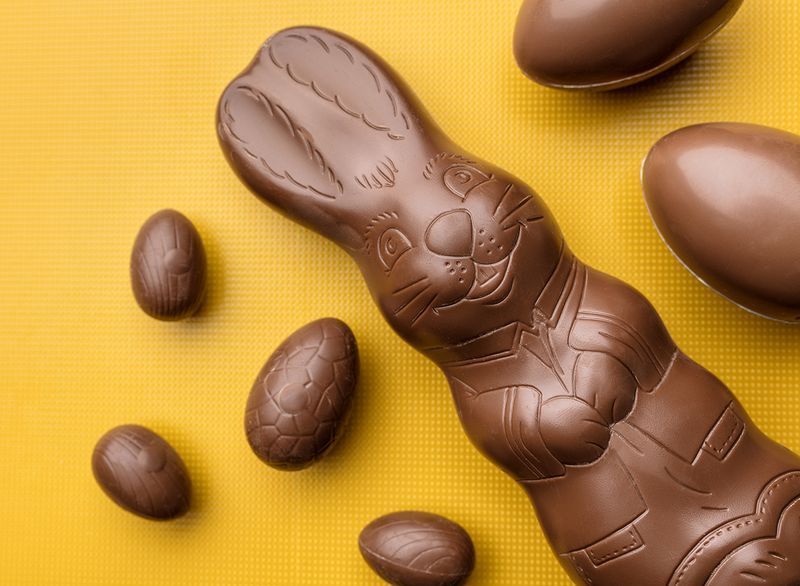 أرنب عيد الفصح الشوكولاته على خلفية صفراء'