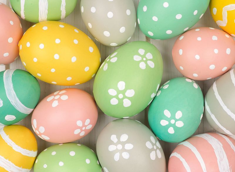 بيض عيد الفصح مزين بألوان الباستيل'