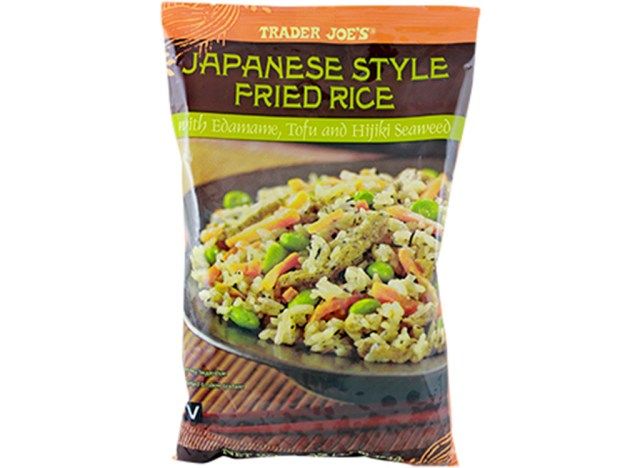 التاجر يهز الأرز المقلي الياباني'