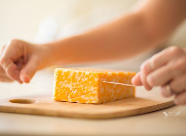 قطع الجبن بسهولة بقطعة من الخيط'