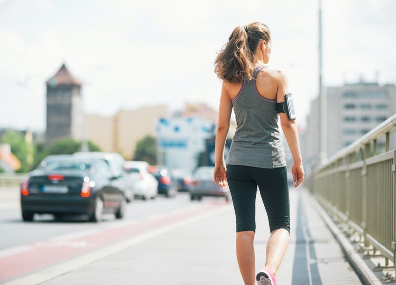 امرأة تمشي لممارسة الرياضة في المدينة'