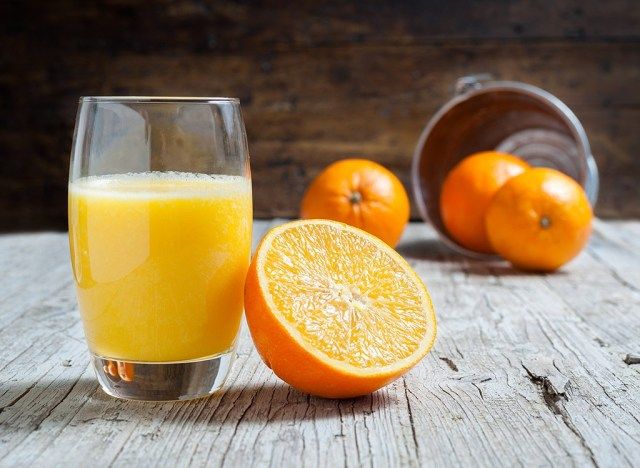 عصير برتقال مع برتقال طازج'