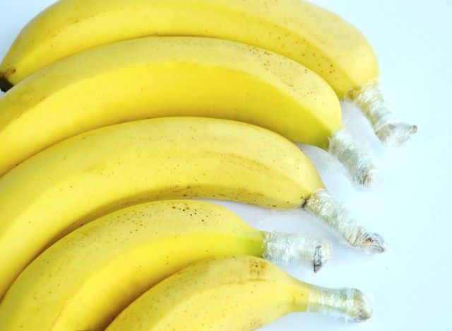 الموز بسيقان ملفوفة بشكل فردي'