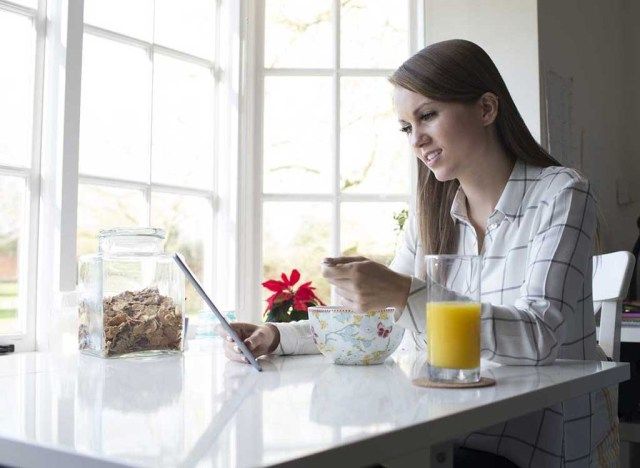 امرأة تتناول الإفطار - كيفية إنقاص الوزن بعد 30'