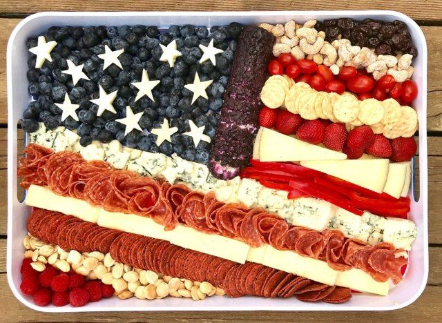 صينية جبن ولحم على شكل العلم الأمريكي'