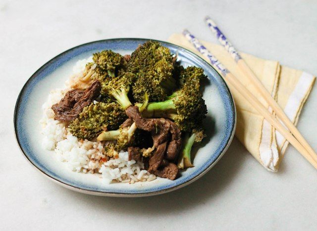 وجبة كروك بوت لحم البقر والبروكلي على الأرز'