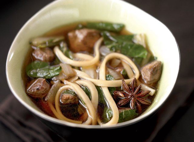 حساء المعكرونة باللحم البقري الآسيوي'