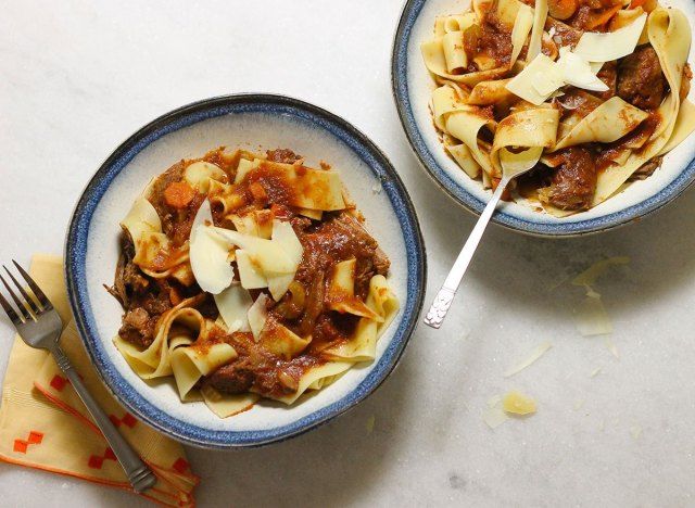 وصفة Crock pot beef ragu مع باستا بابارديل وجبن بارميزان مبشور'