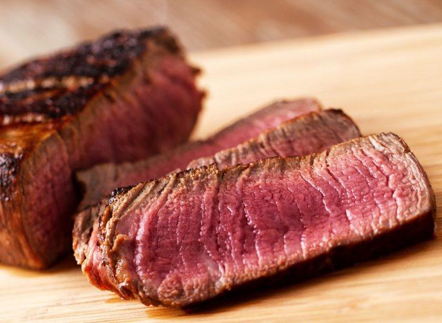 شريحة لحم نادرة متوسطة الأطعمة الصحية كاملة الدسم'