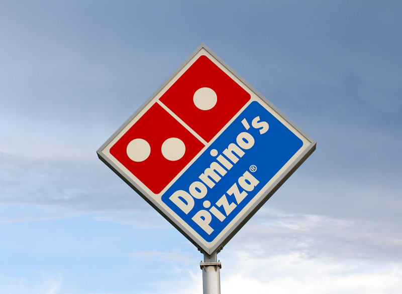   الدومينو's pizza sign