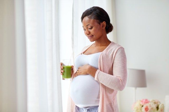 حامل، المرأة الأمريكية الإفريقية، الشرب، عصير الخضار الخضراء`` العصير الملوث على home'