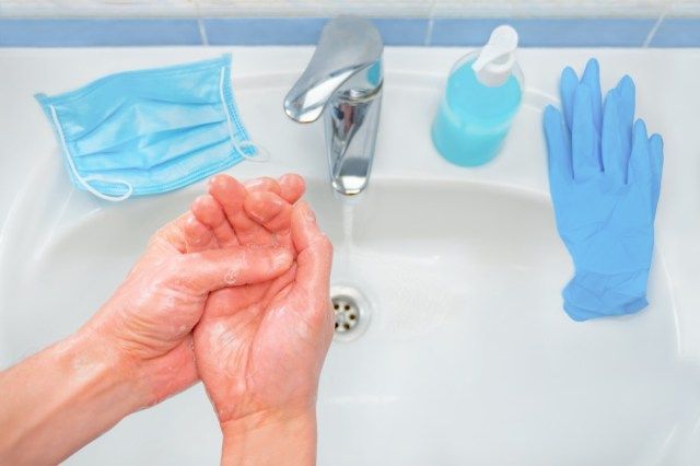 تدابير الحماية الأساسية ضد فيروس كورونا الجديد. اغسل يديك واستخدم القناع والقفازات الطبية. تجنب لمس العينين والأنف والفم. حافظ على التباعد الاجتماعي. اغسل يديك كثيرًا'
