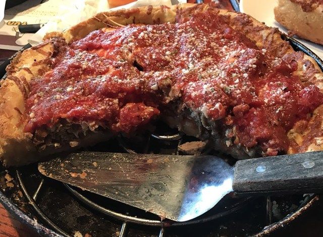أونو شيكاغو طبق عميق بيتزا سوق اللحوم'