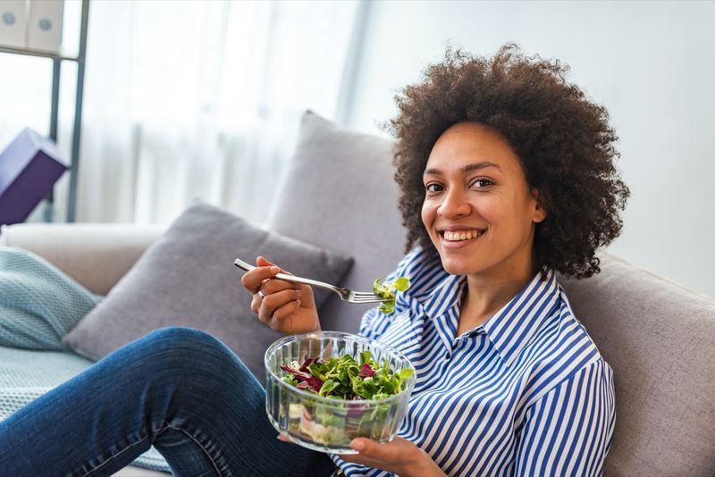 المرأة الأمريكية، طعام نباتي سلطة، على البيت'