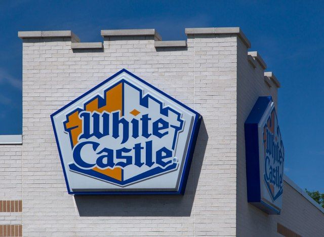 شعار القلعة البيضاء على المطعم'