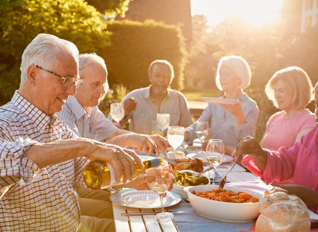   حفل عشاء لكبار السن الاجتماعي ، عادات متستر لإبطاء الشيخوخة