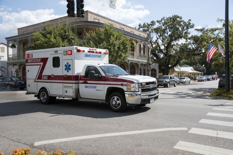 سيارة إسعاف في مكالمة طوارئ تسير عبر وسط مدينة فيرهوب'