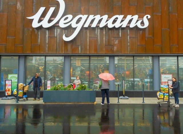 واجهة متجر wegmans تحت المطر'