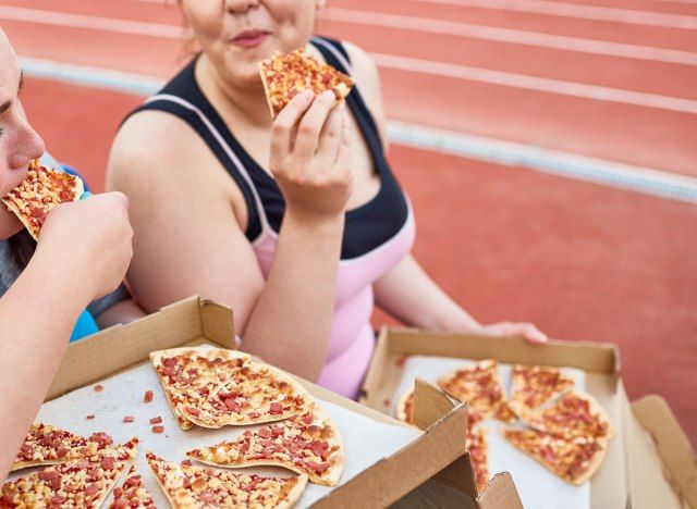 تناول البيتزا السريعة بعد التمرين'