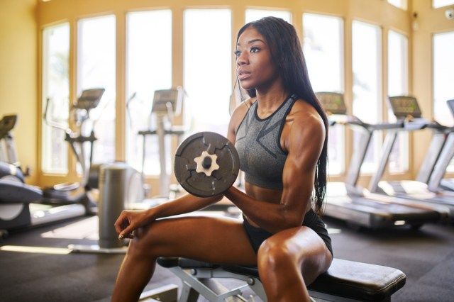 المرأة الأمريكية الإفريقية، رفع الأثقال، إلى داخل، gym'