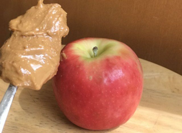 ملعقة من تفاح زبدة الفول السوداني - ما يأكله مدرب peloton'