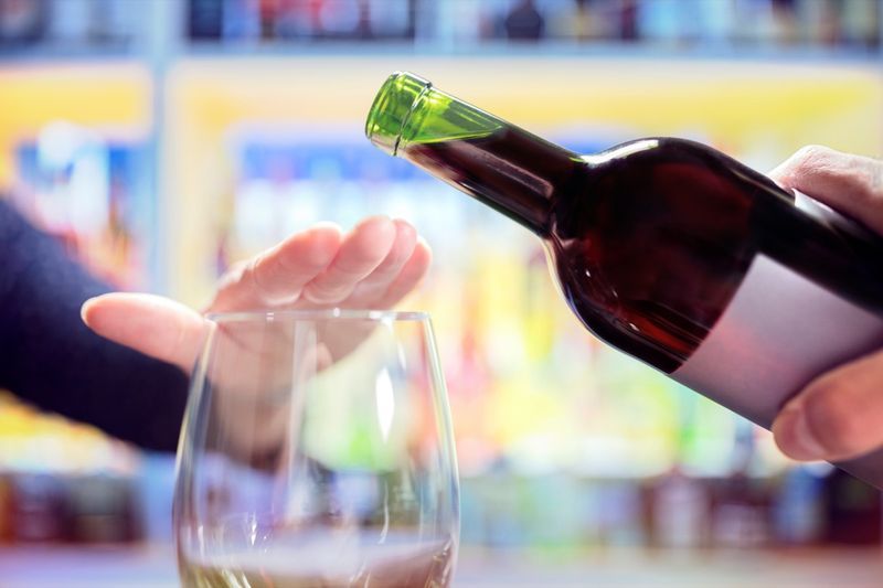امرأة ترفض المزيد من الكحول من زجاجة نبيذ في الحانة'
