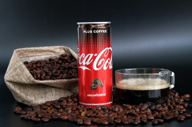 كوكا كولا مع علبة قهوة مع حبوب البن'