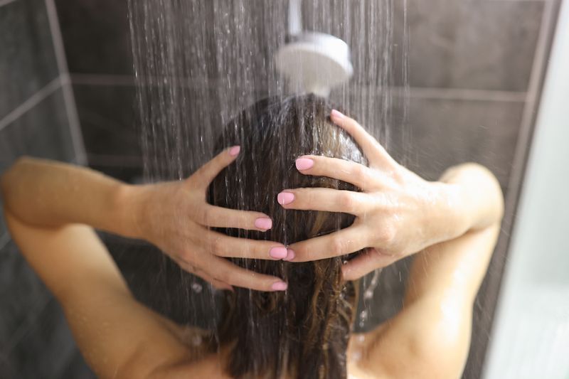 امرأة تستحم في الحمام. مفهوم قواعد النظافة الأنثوية'
