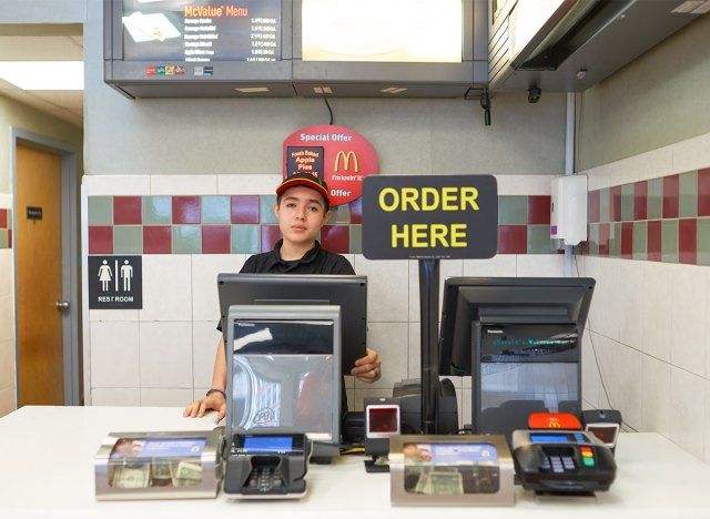 تسجيل النقدية والموظف في ماكدونالدز'