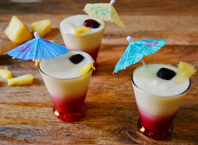 عصير باليو بينا كولادا بثلاثة أكواب مع مظلات صغيرة'