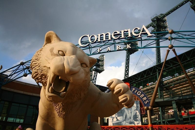 Tiger أمام Comerica Park موطن فريق Detroit Tigers of Major League Baseball في وسط مدينة ديترويت'