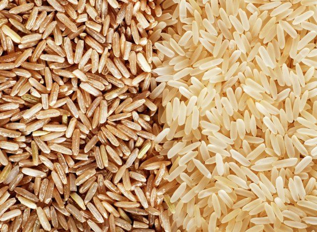 الأرز البني مقابل الأرز الفوري'