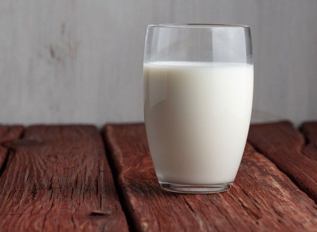 أفضل الأطعمة الغنية بالبروتين لفقدان الوزن - الحليب'