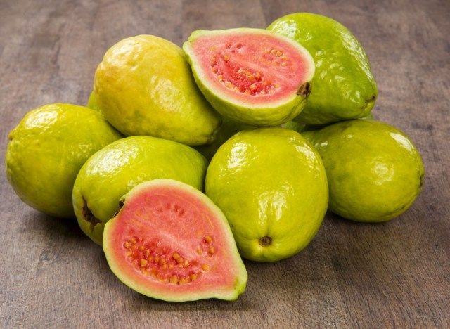أفضل الأطعمة الغنية بالبروتين لفقدان الوزن - الجوافة'