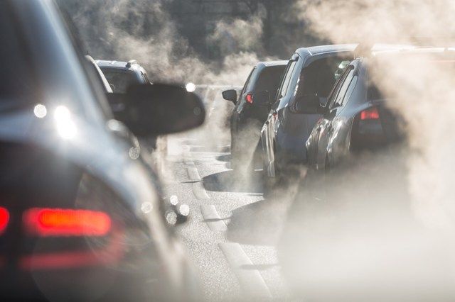 صور ظلية ضبابية للسيارات محاطة بالبخار من أنابيب العادم. الازدحام المروري'