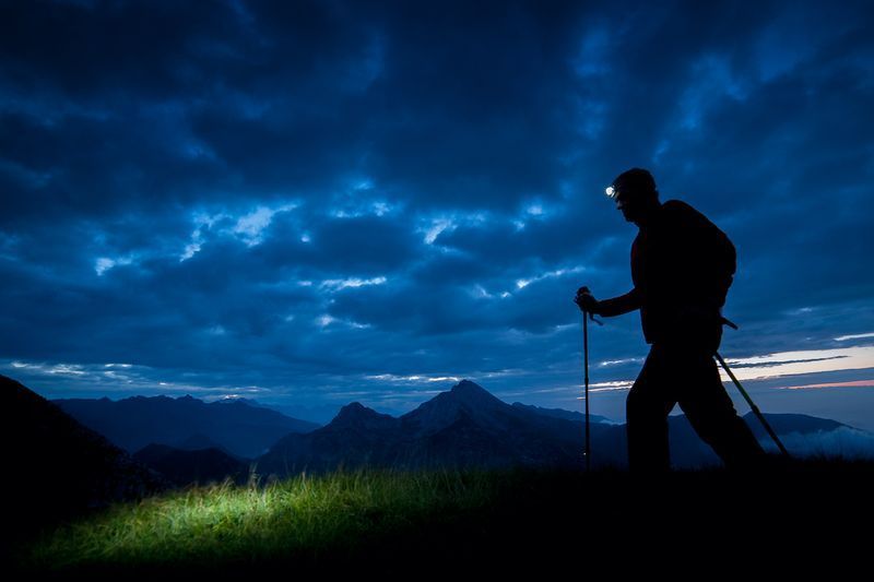 رجل يمشي لممارسة المشي ليلا'