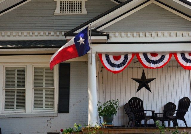 منزل مع علم تكساس على العشب'