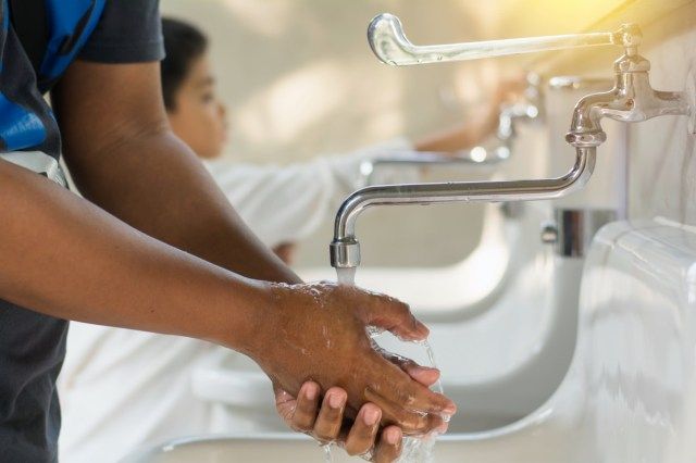 رجل يغسل اليدين.'