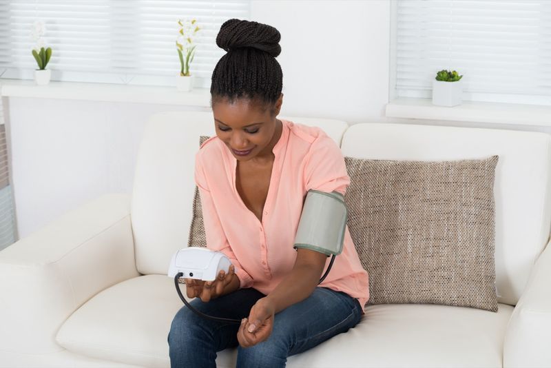 امرأة تفحص ضغط الدم في المنزل'