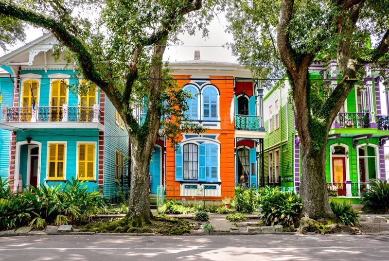 منازل ملونة وهندسة معمارية تاريخية في نيو أورلينز ، لويزيانا'