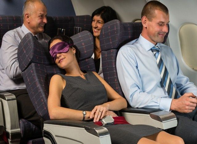 امرأة نائمة في الطائرة'
