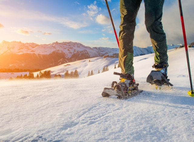   المشي بالأحذية الثلجية وعادات نمط الحياة النشطة لإبطاء مفهوم الشيخوخة