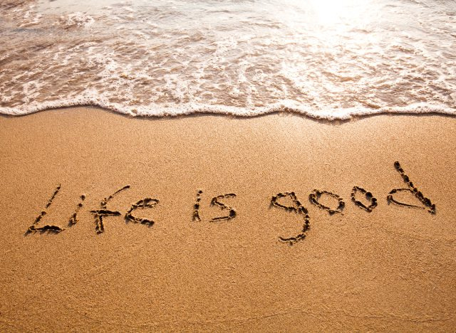   التفكير الإيجابي للشاطئ ، وإظهار عادات نمط الحياة التي تبطئ الشيخوخة