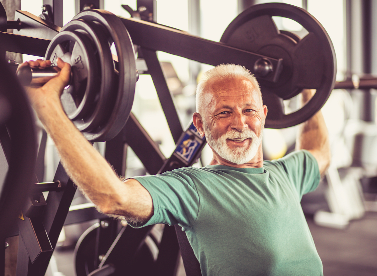 كبار السن رفع الاثقال الحديد في الصالة الرياضية الجسم الهزيل بعد 60'
